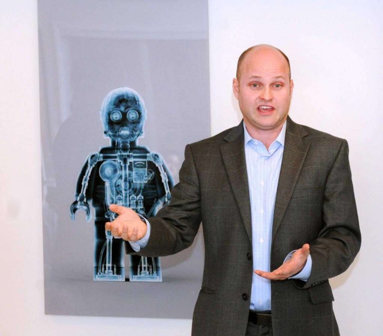 Wall Streeter turned Somaliland school headmaster speaks in Greenwich