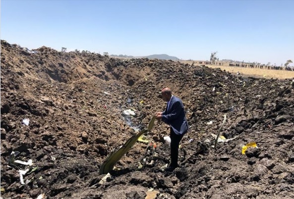 PIC: @flyethiopian CEO visiting the crash site in Bishoftu. Src: FB. PIC: @flyethiopian CEO visiting the crash site in Bishoftu. Src: FB.