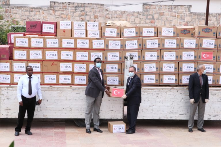 Turkey provided 2,400 liters of antiseptics, 4,800 liters of bleach and 1,280 liters of disinfectants to Somaliland's Health Ministry, Thursday, April 16, 2020. (AA)