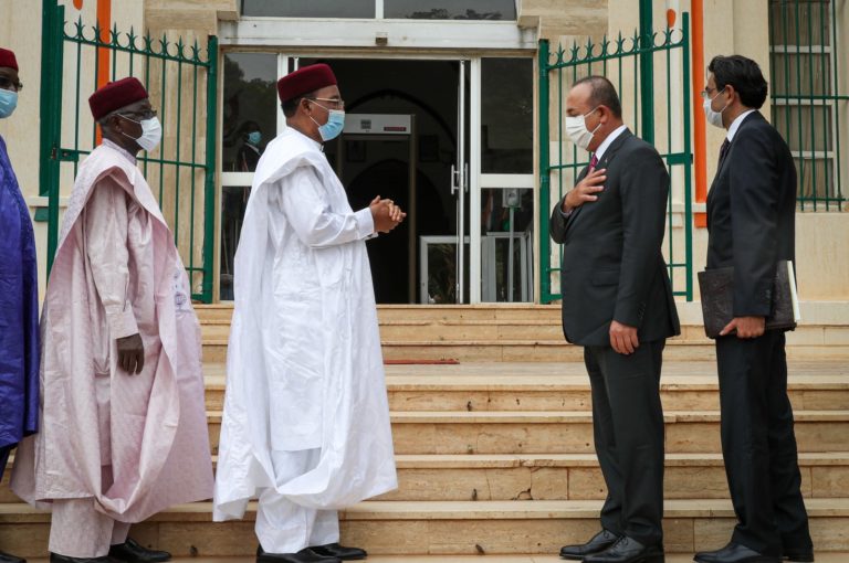 Foreign Minister Mevlüt Çavuşoğlu is welcomed by Niger’s President Issoufou Mahamadou on his official visit to the capital Niamey, Niger, July 21, 2020. (AA Photo)