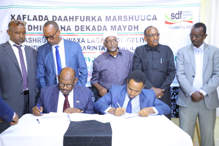 Somaliland Minister of Livestock and Fisheries Development Said Sulub Mohamed ad Najah Mohamud Aden, deputy head of the Somaliland Development Fund (SDF) signs the Contract of the Maydh Jetty Construction Project