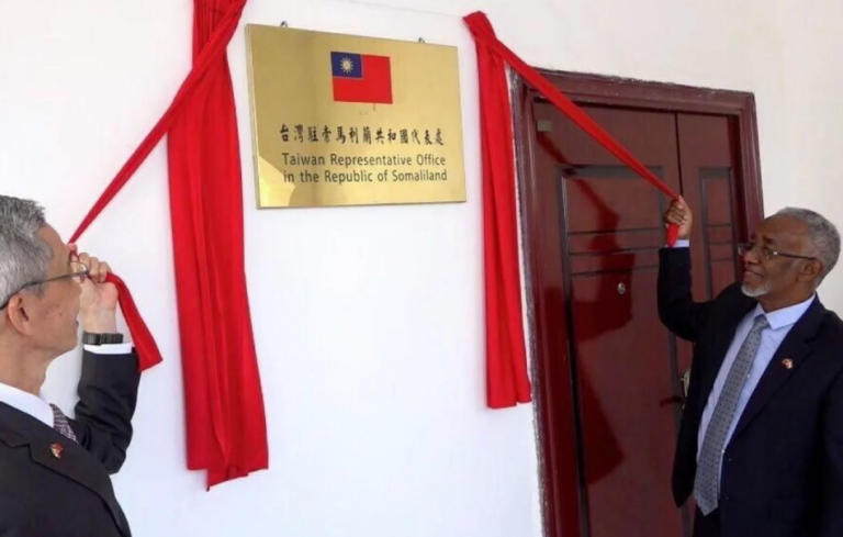 Taiwanese Representative Lou Chen-hua, left, and Somaliland's foreign minister Yasin Hagi Mohamoud jointly open Taiwan's representative office in Hargeisa, capital of Somaliland, on August 17, 2020.