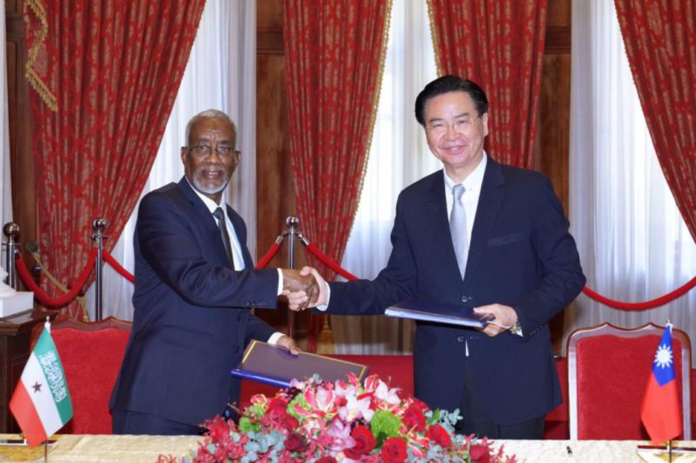 Photo: Taiwan’s Foreign Minister Joseph Wu (right) and his Somaliland counterpart Yasin Hagi Mohamoud (left) shake hands after signing an agreement on setting up representative offices in their respective country on Feb 26, 2020 in Taipei City. (Source: Somaliland MFA)