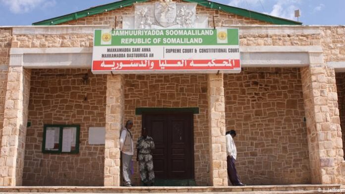 In the front of Somaliland Supreme Court's debilitated building, Hargeisa. (File/Photo)