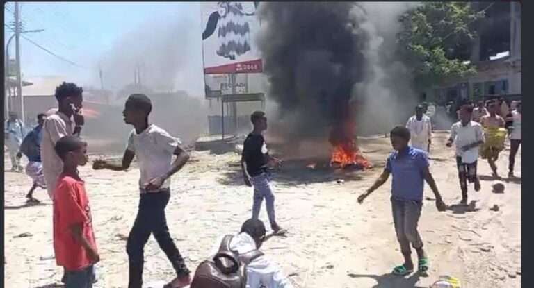 Supporters of Somalia President Clash With Opponents, Residents Say