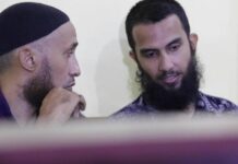 SOMALI MILITARY image captionDarren Anthony Byrnes (L) and Ahmad Mustakim bin Abdul Hamid (R) were accused of helping recruit militants