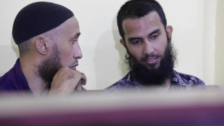 SOMALI MILITARY image captionDarren Anthony Byrnes (L) and Ahmad Mustakim bin Abdul Hamid (R) were accused of helping recruit militants