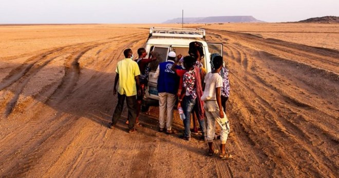 An IOM mobile unit assists migrants in the Obock desert. Photo: IOM/Alexander Bee