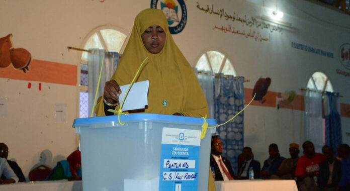 A woman casts her vote for elections in Puntland, on 13 November 2016