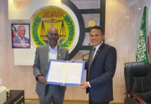 Head of the Taiwan Representative Office in the Republic of Somaliland Wu Chen-chi (吳鎮祺, right) and Somaliland Health Minister Hassan Mohamed Ali Gafadhi Photo courtesy of MOFA