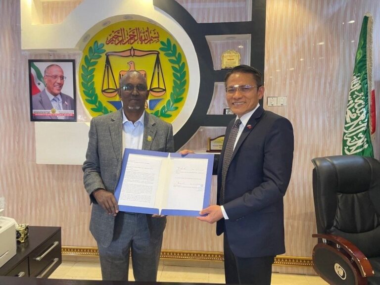 Head of the Taiwan Representative Office in the Republic of Somaliland Wu Chen-chi (吳鎮祺, right) and Somaliland Health Minister Hassan Mohamed Ali Gafadhi Photo courtesy of MOFA