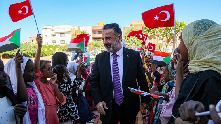 Turkey's Ambassador to Khartoum İrfan Neziroğlu visited the Hayrat Foundation's orphan training center in Khartoum, the capital of Sudan. ( Mahmoud Hjaj - Anadolu Agency )