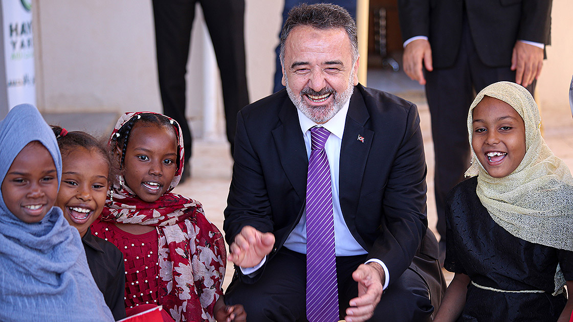 Turkey's Ambassador to Khartoum İrfan Neziroğlu visited the Hayrat Foundation's orphan training center in Khartoum, the capital of Sudan. ( Mahmoud Hjaj - Anadolu Agency )