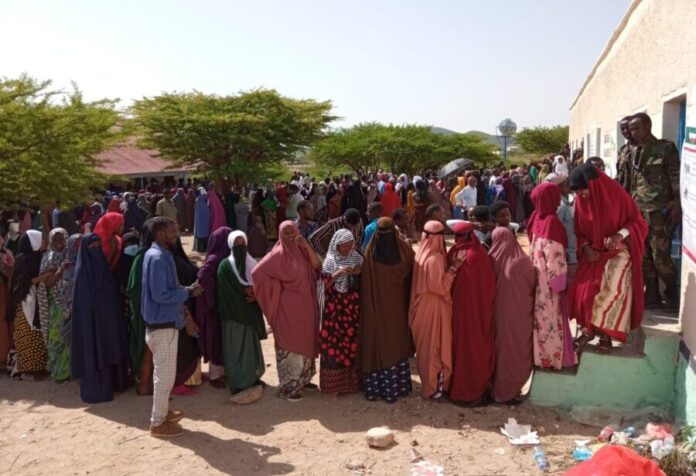 Voters queue outside a polling station in the Somaliland 2021 elections. Credit: Somaliland International Election Observation Mission 2021.