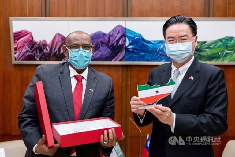Foreign Minister Joseph Wu (right) and his Somaliland counterpart Essa Kayd. CNA photo Feb. 10, 2022