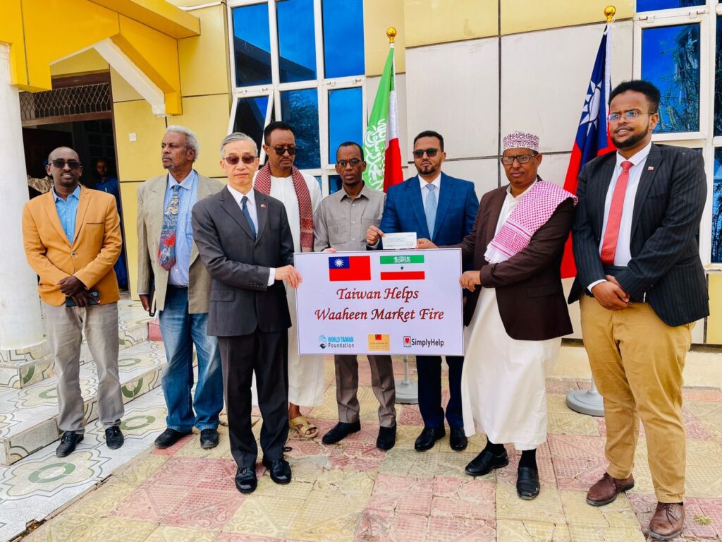Ambassador Allen LOU of the Taiwan Representative Office in the Republic of Somaliland hands over USD550,000 plus a container of humanitarian materials to “National Relief and Support Committee to the Victims of Waaheen Market” on 30 April 2022.