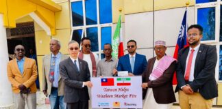 Ambassador Allen LOU of the Taiwan Representative Office in the Republic of Somaliland hands over USD550,000 plus a container of humanitarian materials to “National Relief and Support Committee to the Victims of Waaheen Market” on 30 April 2022.
