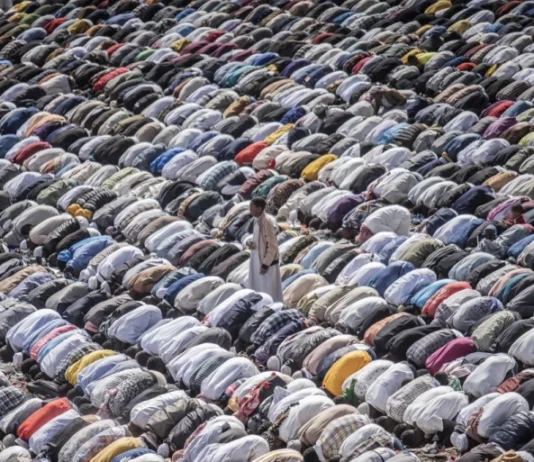 Muslim worshippers pray during the Eid al-Fitr morning prayer sermon in Addis Ababa [Amanuel Sileshi/AFP]