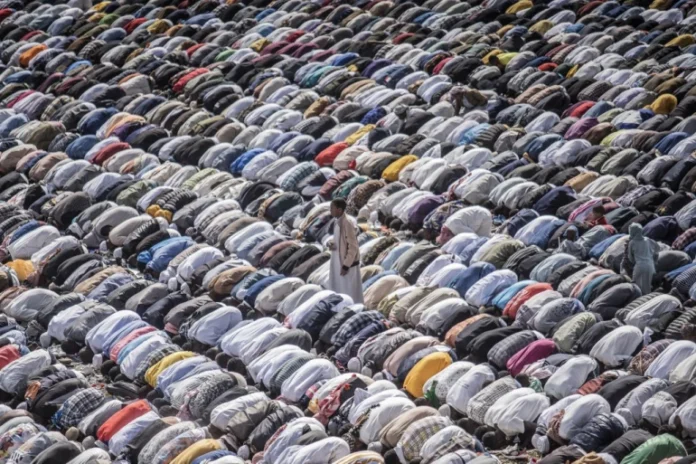 Muslim worshippers pray during the Eid al-Fitr morning prayer sermon in Addis Ababa [Amanuel Sileshi/AFP]