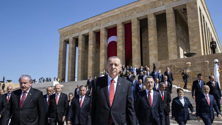 Erdogan, senior government and high-ranking military officials, and opposition leaders laid a wreath at Anitkabir on Tuesday. (AA)