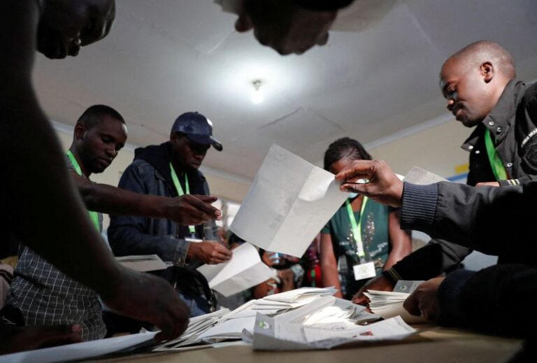 © Reuters. Electoral officials sort cast ballot papers during the general election conducted by the Independent Electoral and Boundaries Commission (IEBC) at the close of the voting process at the Moi Avenue Primary School in Nairobi, Kenya August 9, 2022. REUTERS/T