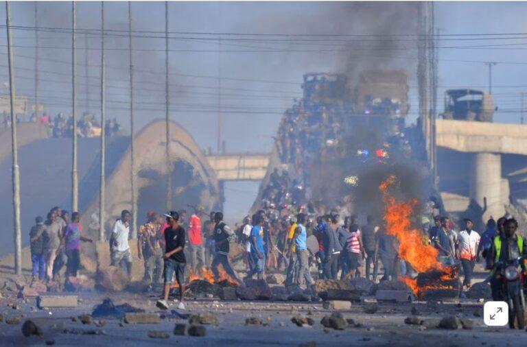 Supporters of Kenya's opposition leader Raila Odinga of the Azimio La Umoja (Declaration of Unity) One Kenya Alliance, erect a barricade as they participate in a nationwide protest over cost of living and President William Ruto's government in Mathare settlement of Nairobi, Kenya March 30, 2023. REUTERS/John Muchucha