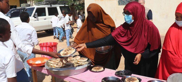 © WFP/Petroc Wilton Meals are served in Garowe, Somalia, as part of a project for schools, supported by the World Food Programme (WFP).