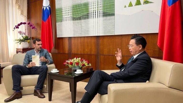 Taiwan Minister of Foreign Affairs Jaushieh Joseph Wu talks to Charlie Campbell of Time Magazine in Taipei City for an article published Dec.6. (MOFA)