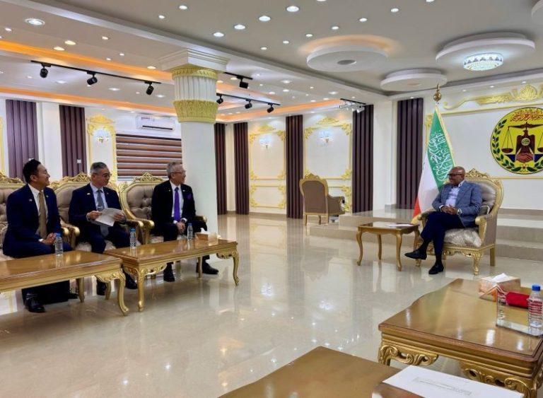 Deputy Minister of Foreign Affairs François Chihchung Wu (third left) speaks with Abdirahman Mohamed Abdullahi (first right), Somaliland’s newly elected president Dec. 12 in the capital, Hargeisa. (MOFA)