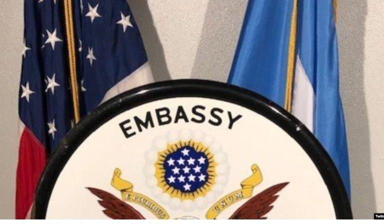 A U.S. Embassy seal is displayed in front of U.S. and Somali flags. (Source - Twitter @US2SOMALIA)