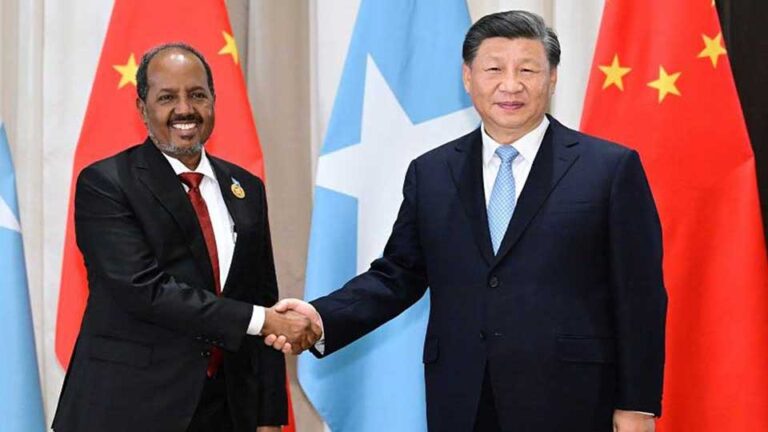 Somalia President Hassan Sheikh Mohamud shaking hands with Chinese President Xi Jinping at the China-Arab Summit in Riyadh, Saudi Arabia on November 9, 2022. Image via the Chinese Embassy in Somalia. ia.