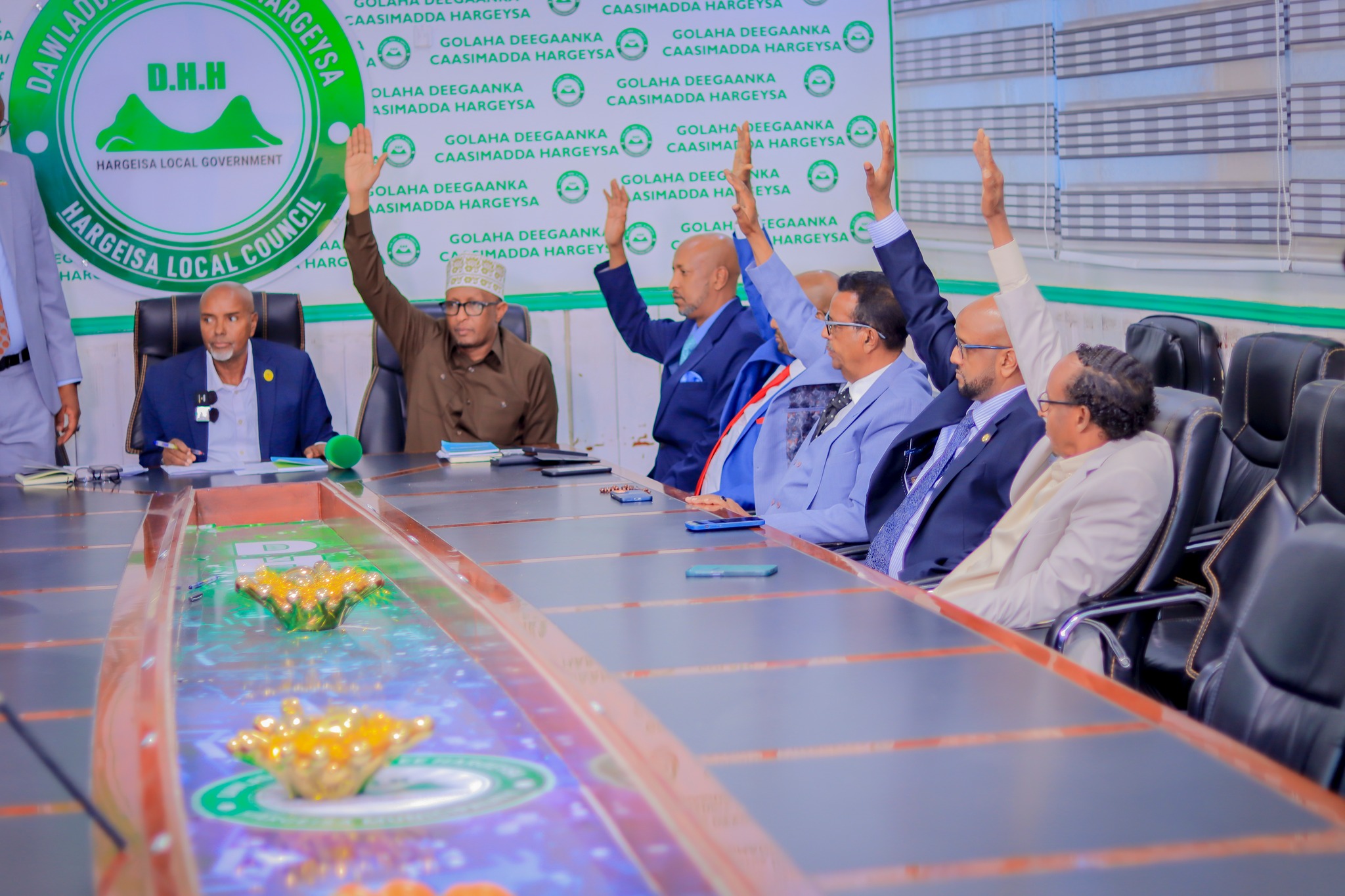 Hargeisa Mayor Abdikarim Ahmed Mooge raises his hand during a Hargeisa Local Council session that voted to elect new city leadership in Somaliland’s capital on May 12, 2026. Photo: Hargeisa Local Council.