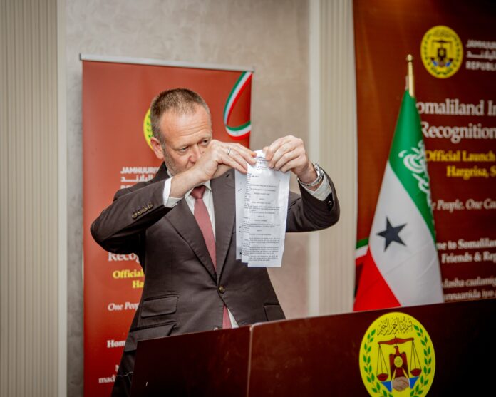 International human rights lawyer Jason McCue tears up the 1960 Act of Union during the official launch of the Somaliland Independence Recognition Institution in Hargeisa, calling the document “legally worthless” and backing Somaliland’s push for international recognition through legal and democratic means. International human rights lawyer Jason McCue tears up the 1960 Act of Union during the official launch of the Somaliland Independence Recognition Institution in Hargeisa, calling the document “legally worthless” and backing Somaliland’s push for international recognition through legal and democratic means.