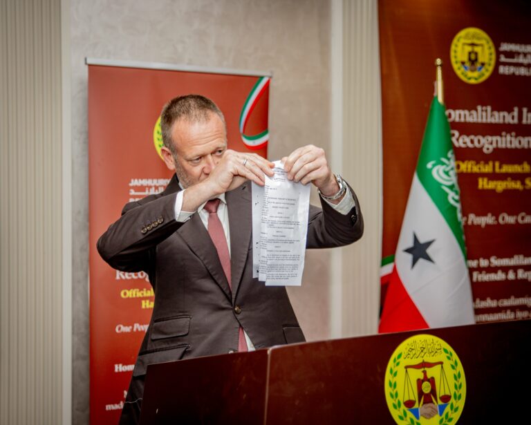 International human rights lawyer Jason McCue tears up the 1960 Act of Union during the official launch of the Somaliland Independence Recognition Institution in Hargeisa, calling the document “legally worthless” and backing Somaliland’s push for international recognition through legal and democratic means.