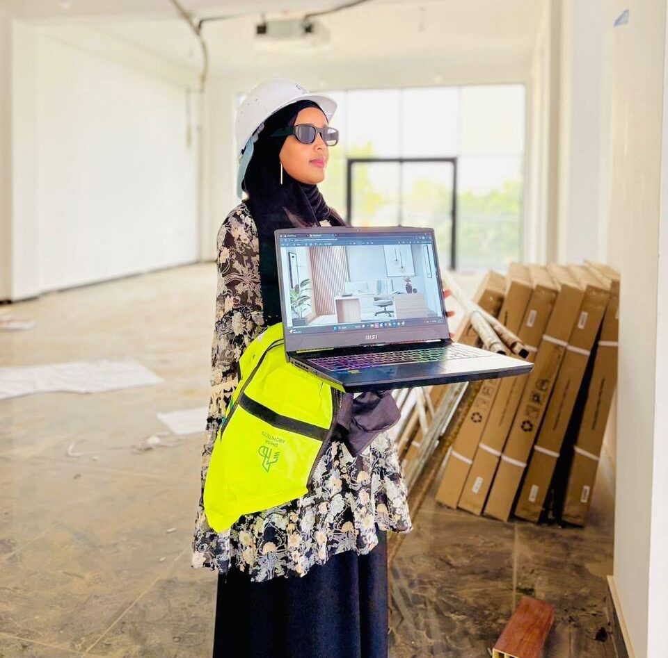 Su’ad measures site dimensions during construction supervision, ensuring accuracy and quality in project execution.