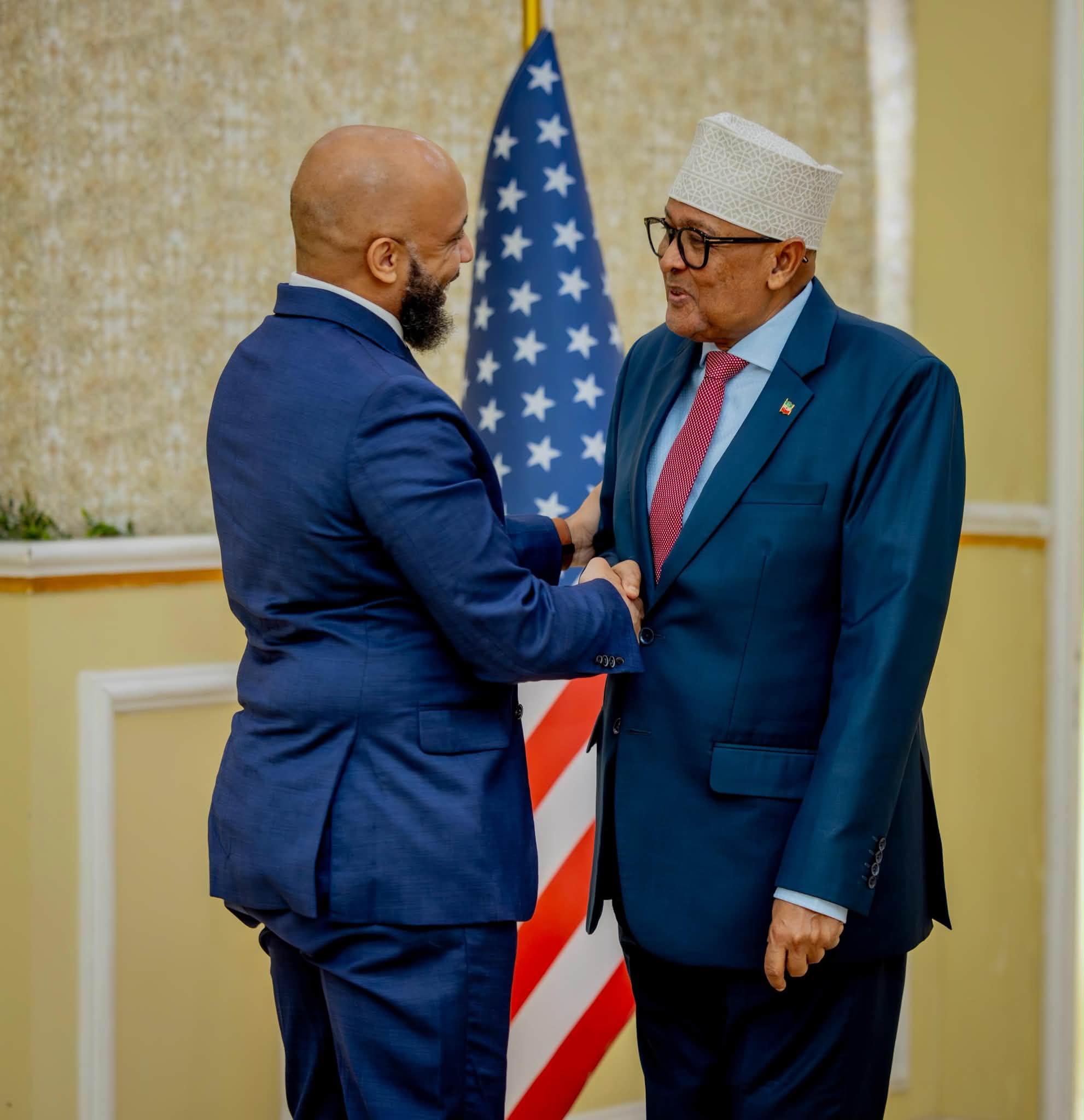 Somaliland President Abdirahman Mohamed Abdillahi Irro welcomes Justin Davis, Chargé d’Affaires at the U.S. Embassy in Mogadishu, during talks at the Presidential Palace in Hargeisa on June 4, 2026. The meeting focused on regional security, maritime cooperation, investment and strengthening U.S.-Somaliland relations. Photo: Somaliland Presidency