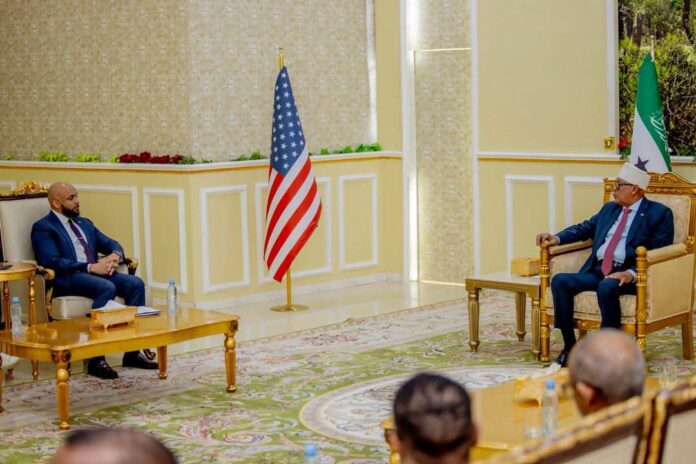 Somaliland President Abdirahman Mohamed Abdillahi Irro meets with Justin Davis, Chargé d’Affaires at the U.S. Embassy in Mogadishu, and his delegation in Hargeisa. The discussions covered Red Sea security, economic cooperation, trade, investment and shared strategic interests in the Horn of Africa. Photo: Somaliland Presidency Somaliland President Abdirahman Mohamed Abdillahi Irro meets with Justin Davis, Chargé d’Affaires at the U.S. Embassy in Mogadishu, and his delegation in Hargeisa. The discussions covered Red Sea security, economic cooperation, trade, investment and shared strategic interests in the Horn of Africa. Photo: Somaliland Presidency