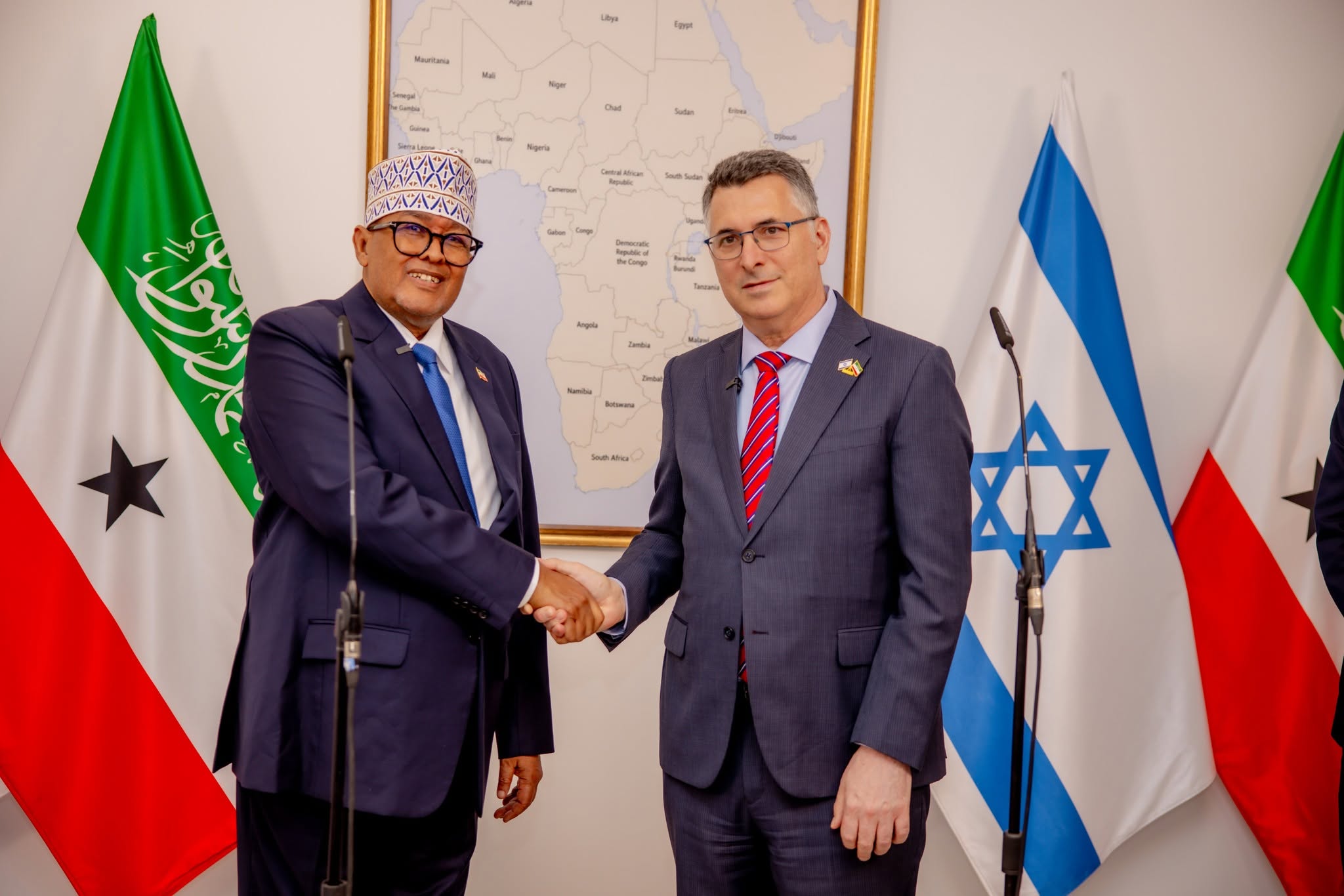 Somaliland President Abdirahman Mohamed Abdullahi Irro shakes hands with Israeli Foreign Minister Gideon Sa’ar after high-level discussions at Israel’s Ministry of Foreign Affairs. The meeting focused on expanding cooperation in security, technology, infrastructure, innovation and economic development.