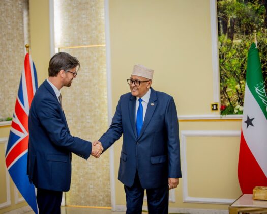 Somaliland President Abdirahman Mohamed Abdullahi Irro chairs a high-level meeting with British Ambassador to Somalia Charles King and officials from both sides at the Presidential Palace in Hargeisa on Tuesday, where they discussed strengthening bilateral cooperation, development, security and regional issues. (Photo: Somaliland Presidency)