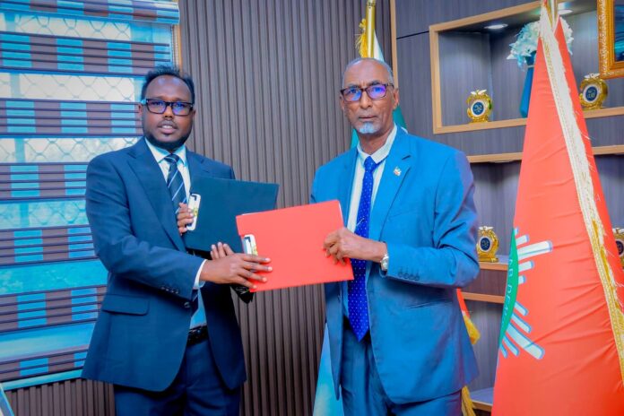 Somaliland Interior and Security Minister Abdalle Mohamed Arab (R) and Energy and Minerals Minister Eng. Ahmed Jama Barre exchange signed copies of an agreement establishing the Extractives Police Unit (EPU) in Hargeisa, July 29, 2026.