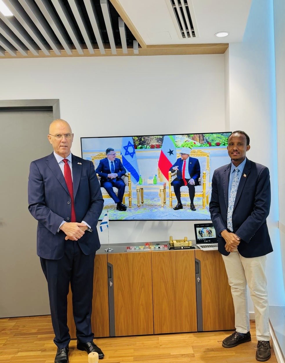 srael’s Ambassador to the UAE, Yossi Shelley, and Somaliland Representative to the UAE Masoud Abdi Ali pose following talks on deepening cooperation between Israel and Somaliland. Photo: Courtesy