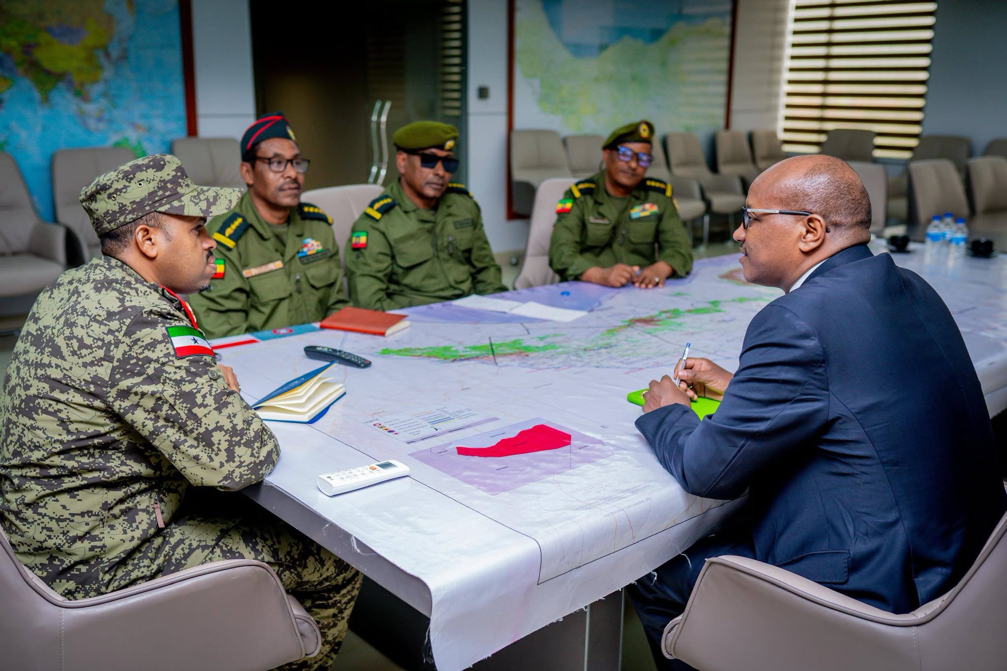 Somaliland army chief Brigadier General Nimcaan Yuusuf Gaaxnuug meets Ethiopian Ambassador Teshome Shunde at the army’s headquarters in Hargeisa for talks on defence cooperation and regional security. Photo: Somaliland National Army.