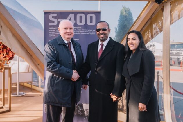 Ethiopian Prime Minister Abiy Ahmed (centre), accompanied by First Lady Zinash Tayachew (right), shakes hands with a Russian official beside an S-400 air defence system display during a visit to Russia on October 28, 2026. Photo: Abiy Ahmed/X.