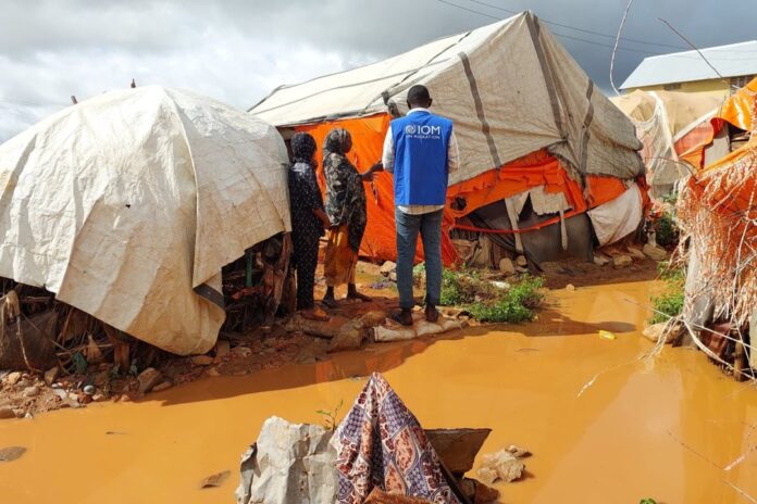Families are facing flooding conditions in a displacement site in Baidoa. Photo: IOM 2026/Hanifah Abdikadir Ali.